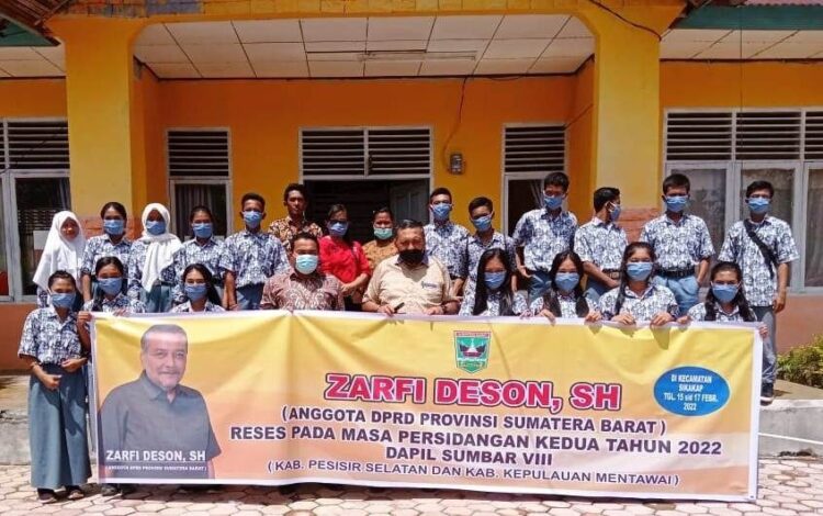 Lakukan Reses ke Mentawai, Zarfi Deson Tampung Aspirasi Pendidik SMAN 2 Sikakap 1 FOTO BERSAMA— Zarfi Deson, SH, anggota DPRD Provinsi Sumatera Barat foto bersama siswa siswi SMAN 2 Sikakap.