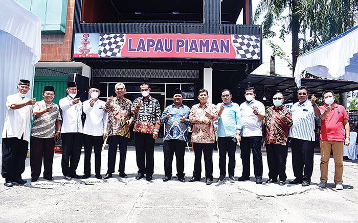 Gedung Sekretariat DPD PKDP Padang dan Lapau Piaman Diresmikan, Wadah untuk Menyatukan Rang Piaman di Kota Padang 1 Wali Kota Pariaman DR Genius Umar bersama Ketua PKDP Kota Padang, Amril Amin, S.AP, Ketua DPW PKDP Provinsi Sumbar, H. Samal Saleh, Syaharman Zanhar, Masrizal, Ronny dan lainnya