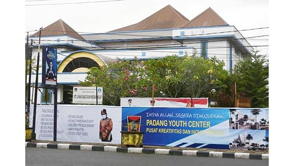 Gedung Youth Center Kota Padang Telan Dana APBD Rp12 M, Wako: Juli sudah bisa Dimanfaatkan 1 target tuntas— Gedung Bagindo Azis Chan atau sebelum jadi kantor Dinas Pendidikan dan Kebudayaan Kota Padang di Jalan Bagindo Aziz Chan ini bakal dibangun menjadi gedung Youth Center atau Gedung Pusat Kepemudaan.
Dana pembangunan gedung dua lantai ini berasal dari APBD Padang
senilai Rp12 miliar. Bangunan itu ditarget tuntas dalam
waktu 5 bulan saja.
