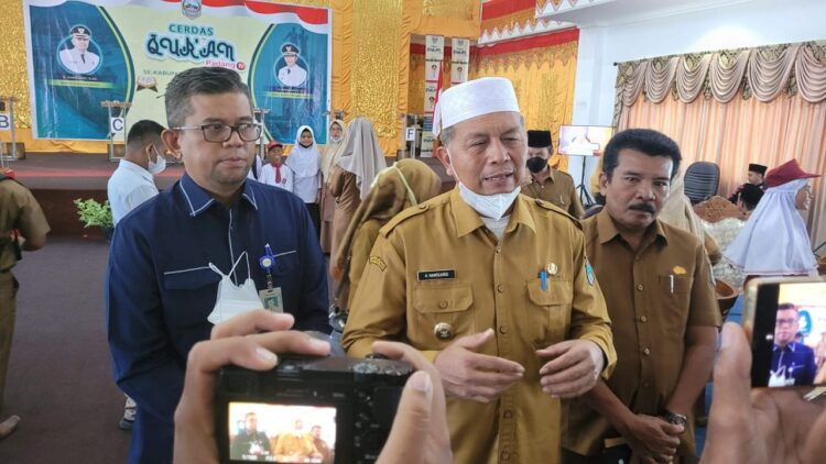 Ratusan Pelajar Pasbar Berlaga di Cerdas Quran Padang TV, Hamsuardi: Ciptakan Generasi Akhlakul Karimah 1 WAWANCARA— Bupati Pasaman Barat Hamsuardi saat diwawancarai media dalam kegiatan Cerdas Quran Padang TV.