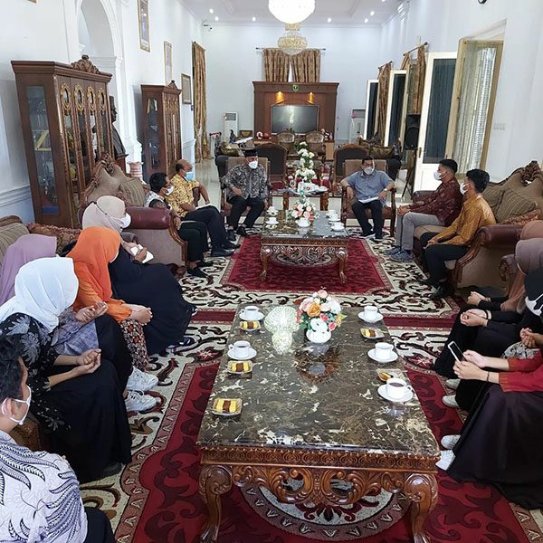 TERIMA AUDIENSI— Ikatan Pelajar Minang Internasional saat diterima Gubernur Sumbar Mahyeldi untuk beraudiensi.