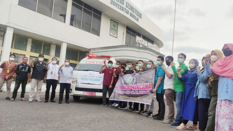 Membantu warga yang terimbas akibat gempa yang terjadi di Pasaman Barat, Rektor Unand menerjunkan Tim Peduli Bencana Unand untuk melakukan Aksi Tanggap Darurat.