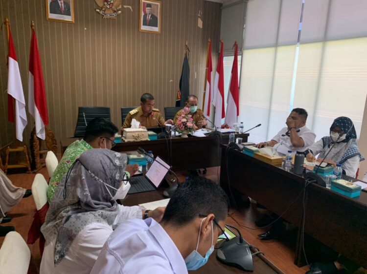 Rapat tim percepatan pembangunan jalan tol Padang-Pekanbaru yang dihadiri Wakil Gubernur Sumbar, Audy Joinaldy, bersama Kementrian PUPR, PT. Hutama Karya, BPN, serta Forkompimda Sumbar di Padang, Senin (7/2).