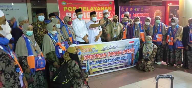 Dari Sumbar, Sudah 350 Jemaah Umrah Diberangkatkan 1 Kepala Kanwil Kemenag Sumbar diwakili Kepala Bidang Penyelenggaraan Haji dan Umrah (PHU) bersama tim melepas jemaah umrah sebanyak 20 orang.