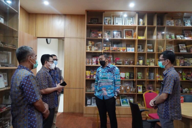 PLN Bersama Wagub Bahas Soal Mentawai hingga UMKM 1 Manajemen PLN Unit Induk Wilayah (UIW) Sumbar datangi Wagub Sumbar Audy Joinaldy di ruang kerjanya, Kamis (24/02).