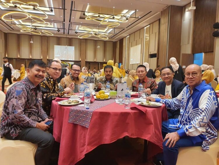 RESEPSI— Ketum Pengprov PASI Sumbar H Sengaja Budi Syukur Dt Bandaro Jambak SH, pengusaha yang menjadi anggota SPSC ini di sela-sela resepsi HUT SPSC ke-19 di Premier Grand Zuri Hotel.