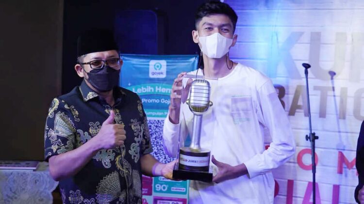 Perebutkan Piala Wali Kota, Komika Adu Aksi Bahas ”Padang Kota Tercinta” di Kupi Batigo 1 SERAHKAN PIALA— Wali Kota Padang Hendri Septa menyerahkan Piala Wali Kota kepada juara Kompetisi Stand Up Comedy di Cafe Kupi Batigo, Sabtu (19/2) malam.