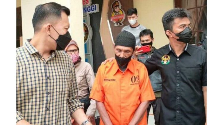 Pernah Dipenjara Atas Kasus yang Sama, Kakek Berusia 70 Tahun Cabuli Tiga Anak 1 KAKEK CABUL— Pelaku M (70) yang diduga mencabuli tiga anak diamankan di Polres Bukittinggi.