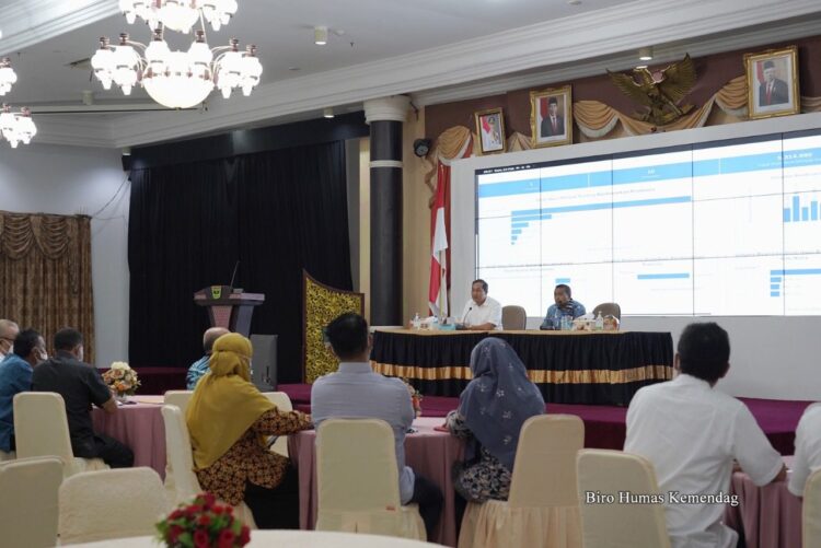 Menteri Perdagangan, Muhammad Lutfi bersama Wakil Gubernur Sumatra Barat, Audy Joinaldy, memimpin rapat koordinasi ketersediaan minyak goreng bersama Pemerintah Daerah Sumatra Barat di Padang, Sumatra Barat, Kamis (24/02/2022).