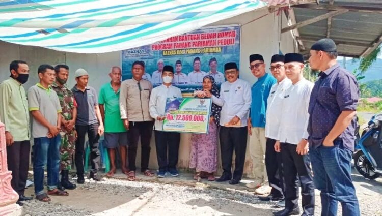 SERAHKAN—Baznas serahkan bantuan bedah rumah.