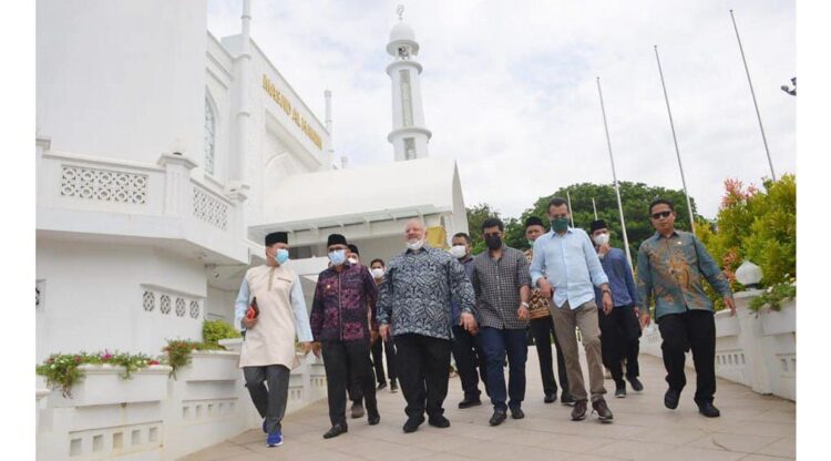 KUNJUNGI MASJID AL HAKIM— Dubes Arab Saudi untuk Indonesia Syekh Esam Bin Ahmed Abed Al Taghafi mengunjungi Masjid Al Hakim di kawasan Pantai Padang bersama Wako Hendri Septa, Selasa (1/2).