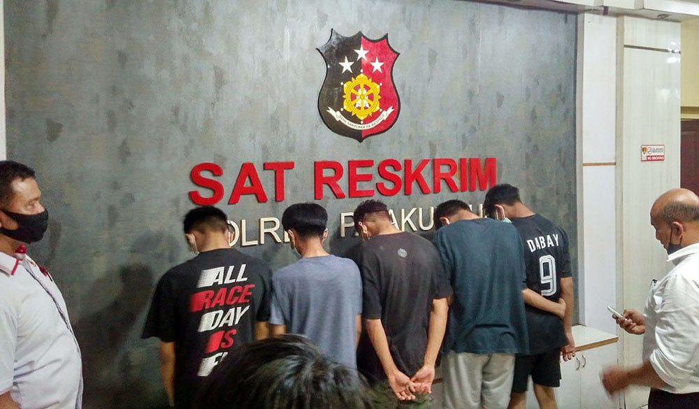 lima pengeroyok pelajar