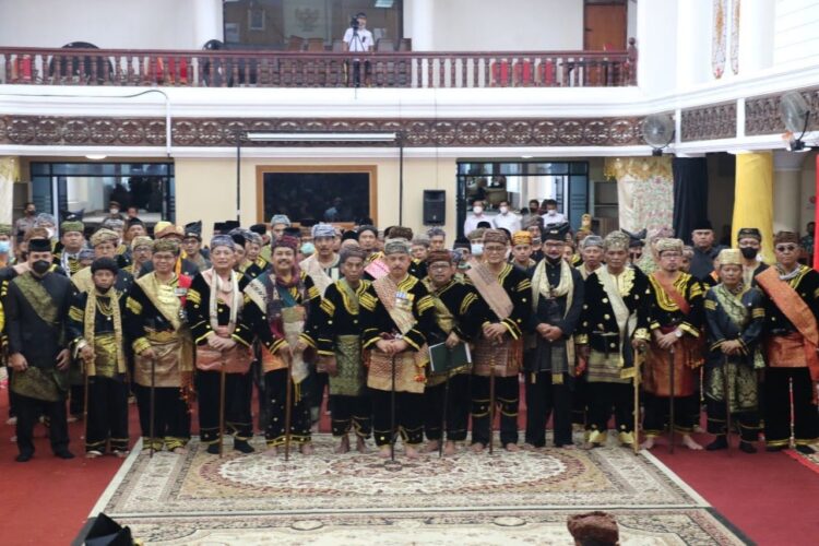 Tekad Tegakkan Tigo Tungku Sajarangan, Tali Tigo Sapilin, Pengurus LKAAM Sumbar 2022-2026 Dikukuhkan 1 PENGUKUHAN— Ketua Umum Lembaga Kerapatan Adat Alam Minangkabau (LKAAM) terpilih, hasil Musyawarah Besar LKAAM ke-12, Desember tahun lalu. Fauzi Bahar Datuak Nan Sati usai acara pengukuhan pengurus foto bersama.
