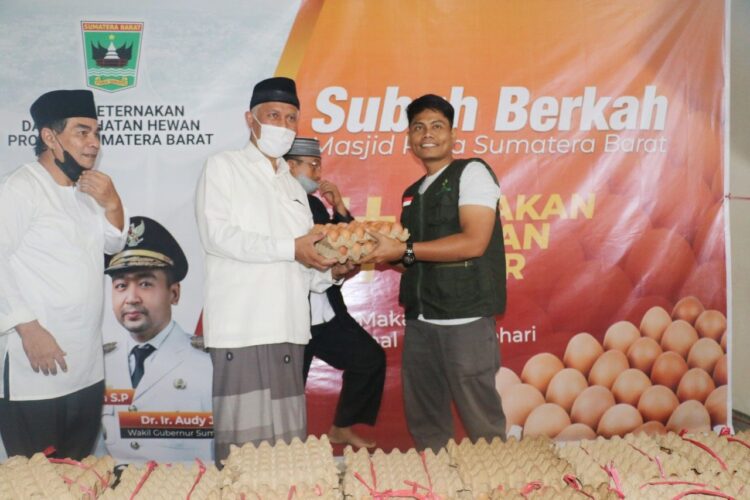 Gubernur Provinsi Sumatera Barat (Sumbar) Buya Mahyeldi, Minggu (6/2) mengkampanyekan gerakan Ayo Makan Telur, yang dimulai dari kalangan Aparat Sipil Negara (ASN) di lingkup Provinsi Sumbar.