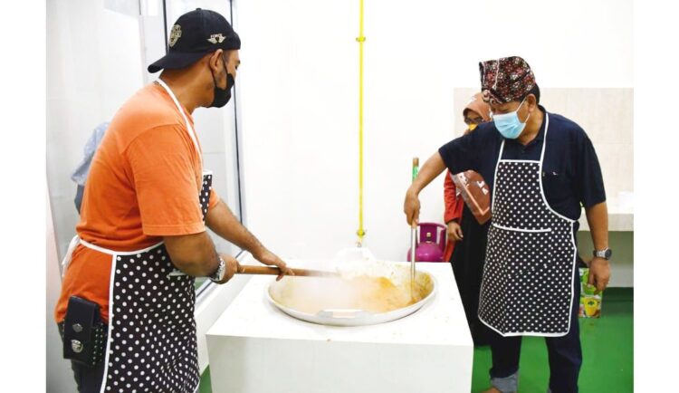 Sentra Rendang Padang akan Diresmikan saat Apeksi 1 MASAK RENDANG— ASN di Disnakerin Kota Padang saling bahu-membahu memasak rendang, di Sentra Rendang terletak di belakang Kantor Camat Koto Tangah, Sabtu (12/2) lalu. Beragam jenis rendang dimasak. Seperti
rendang daging, rendang ayam, rendang telur,
rendang lokan, dan lainnya.