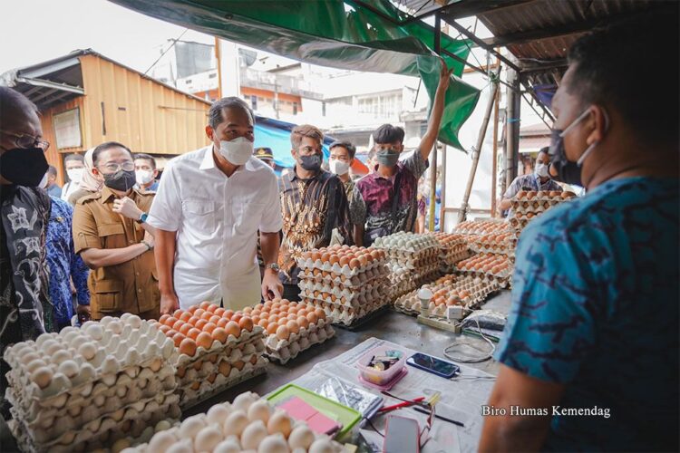 Jaga Stabilitasi Harga Jelang Puasa, Mendag Lutfi Minta Distributor Pasok Minyak Goreng ke Pasar 1 Menteri Perdagangan, Muhammad Lutfi meninjau ketersediaan stok dan harga barang kebutuhan pokok di Pasar Terong dan Pasar Pa'baeng Baeng, Makassar, Sulawesi Selatan, Kamis (17/2).