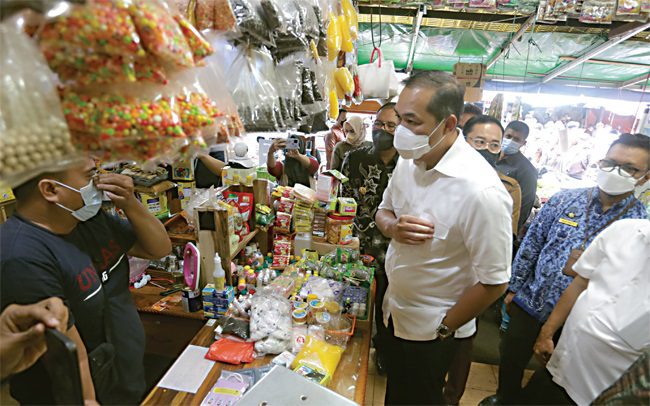 Menteri Perdagangan M. Lutfi saat di Pasar Terong, Makassar.