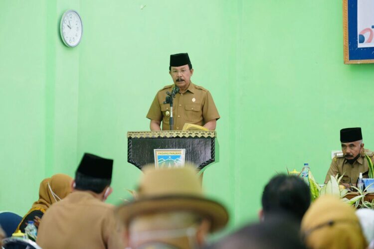 SAMBUTAN—Wakil Wali Kota Padamgpanjang  Drs. Asrul saat berikan sambutan.