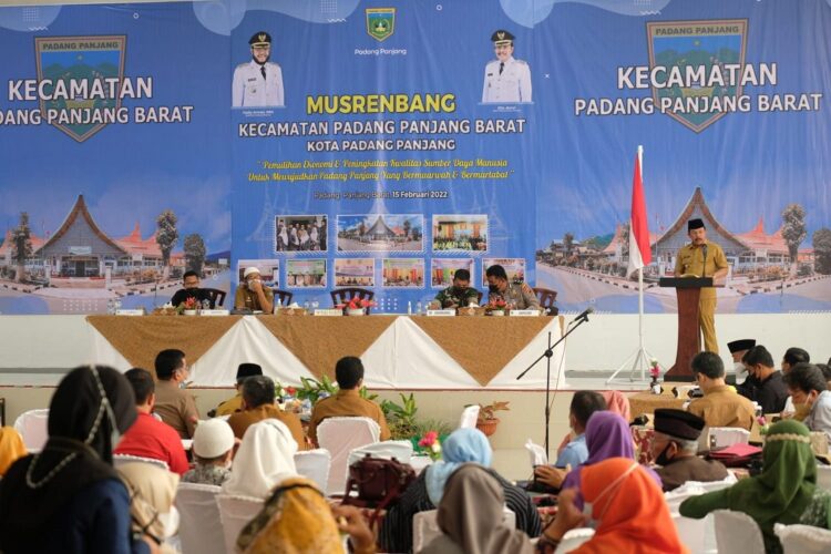 SAMBUTAN— Wakil Wali Kota, Drs. Asrul berikan sambutan acara musrenbang.