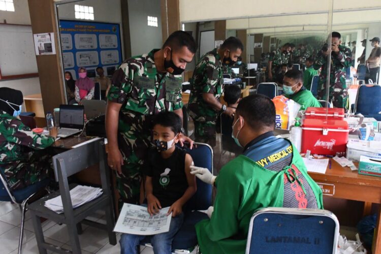 SUNTIK VAKSIN— Nakes Lantamal II Padang melaksanakan suntik vaksin kepada anak usia 6-11 tahun.