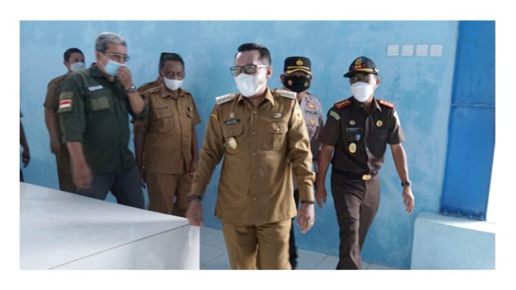 TINJAU PASAR— Bupati Tanahdatar  Eka Putra tinjau pasar Sumanik.