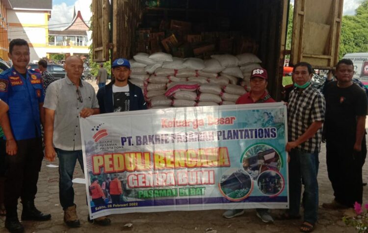 PT Bakrie Pasaman Plantations (BPP) Berpartisipasi Ringankan Korban Gempa Pasbar 1 PT Bakrie Pasaman Plantations (PT BPP) Pasaman Barat (Pasbar), menyerahkan bantuan untuk korban gempa Pasbar di Posko Pertama di kediaman Rumah Dinas Bupati Pasbar