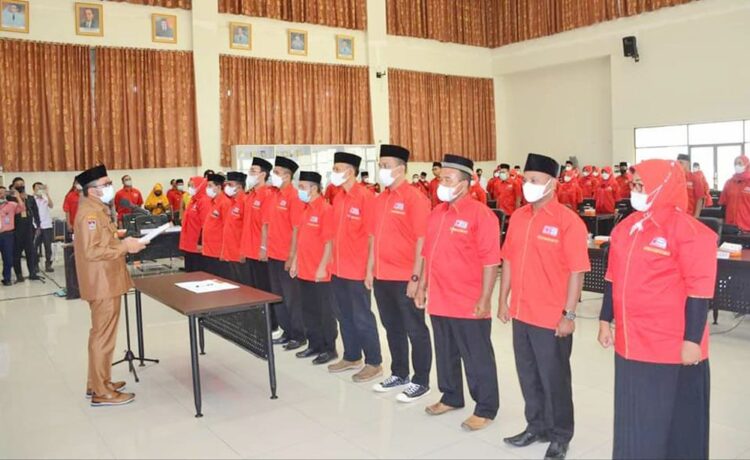 PELANTIKAN— Wali Kota Padang Hendri Septa melantik Pengurus beserta Dewan Kehormatan PMI Kecamatan se-Kota Padang, Senin (21/2) di Serbaguna Bagindo Aziz Chan, Balaikota.