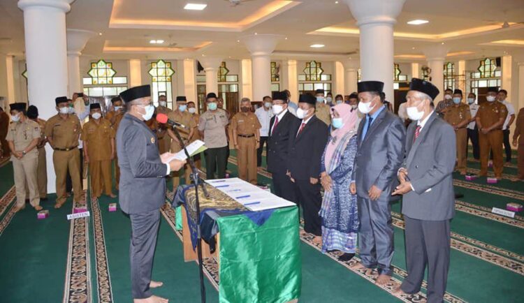 DILATIK— Wako Hendri Septa melantik Pimpinan Baznas Kota Padang periode 2022-2027 di Masjid Agung Nurul Iman, Senin sore (31/1).