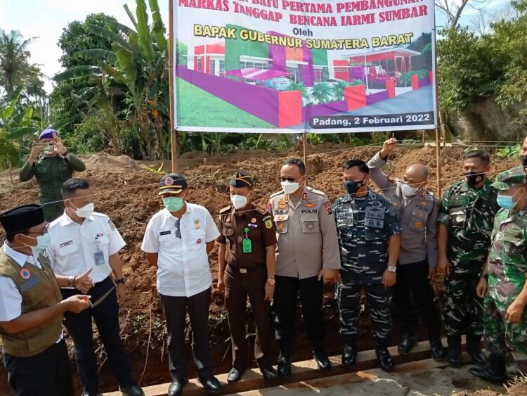 BATU PERTAMA— Komandan Satgas Pembangunan Markas Tanggap Bencana IARMI, AKP Delfia Derita  meletakkan batu pertama di Jalan Inspeksi IARMI No 1, Jembatan Muaro Penjalinan.