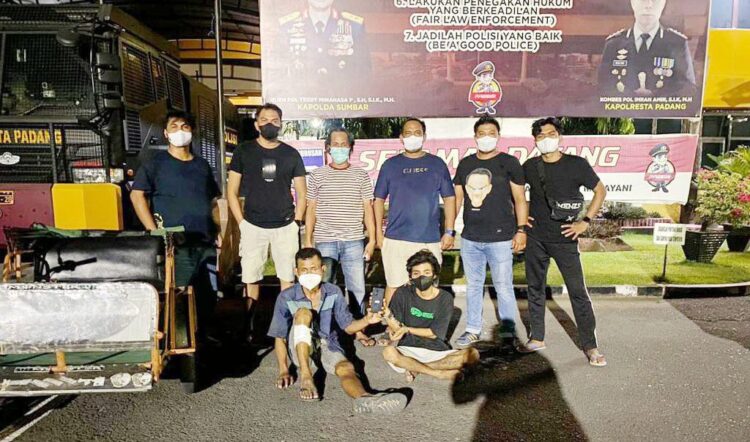 DITANGKAP— Dua pelaku pencurian di klinik Siti Aminah ditangkap tim Klewang, satu pelaku dilumpuhkan dengan timah panas karena melawan saat akan ditangkap