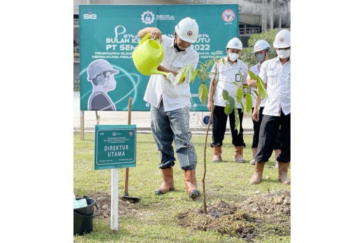 PENGHIJAUAN PABRIK— Plt Direktur Utama PT Semen Padang Asri Mukhtar, menyiram pohon yang baru ditanam pada acara penghijauan di area Pabrik Indarung VI,  Senin (14/2).  Pada 2022 ini, PT Semen Padang merencanakan menanam sebanyak 1000 batang pohon  di sekitar pabrik.