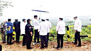 Firli Bahuri Tegaskan Pegawai KPK Siap Dipindahkan ke IKN Nusantara 1 TINJAU—Presiden Joko Widodo bersama para menteri dan pihak terkait saat mengunjungi lokasi calon ibu kota Indonesia, pekan lalu.