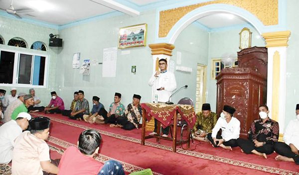 SAMBUTAN— Wali Kota Padang Hendri Septa memberikan sambutan di hadapan jamaah saat kegiatan menggelar Maghrib Berzikir di Masjid Istighfar Pulau, Kelurahan Binuang Kampung Dalam, Kecamatan Pauh, beberapa waktu lalu.