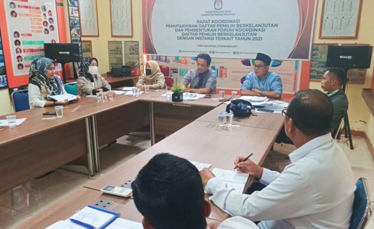 Tuntaskan Laporan Kinerja Tahun 2021, KPU Padangpariaman Gelar Rapat Pleno Internal 1 Terapkan e-government dalam pelaksanaan tugas pokok dan fungsi sebagai lembaga pelaksana Pemilihan Umum (Pemilu) di Indonesia, Komisi Pemilihan Umum (KPU) Kabupaten Padang Pariaman melakukan Rapat Pleno Internal, terkait dengan laporan kinerja tahun 2021, pada Senin (31/1) .