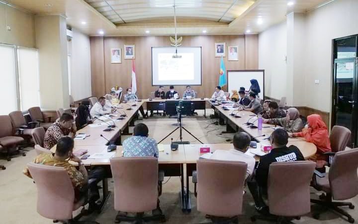 PIMPIN—Wakil Wali Kota Ramadhani Kirana Putra  pimpin rapat untuk membahas rencana penataan Pasar Solok yang sudah berlangsung berkali-kali.