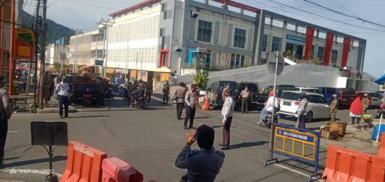 RAZIA—Tim Yustisi Padangpanjang saat melakukan razia warga tak memakai masker.