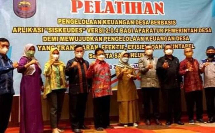 FOTO BERSAMA— Sekdako Sawahlunto Ambun Kadri  foto bersama dengan para aparatur Pemerintah Desa usai membuka pelatihan pengelolaan keuangan desa berbasis aplikasi Siskeudes Versi 2.0.4 bagi para aparatur pemerintah desa se-Kota Sawahlunto.