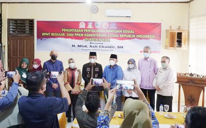 PENYALURAN BANSOS— Wakil Wali Kota Ramadhani Kirana Putra usai mendampingi penyaluran BPNT dan PPKM, foto bersama.