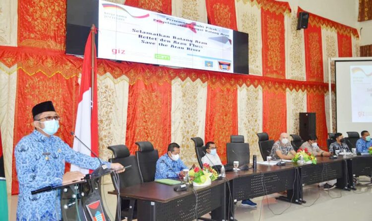 Pemko dan Stakeholder Bersinergi Tingkatkan Kualitas Air Batang Arau, Volume Sampah 550 Ton/Hari, Didominasi Plastik 1 PEMBAHASAN BATANG ARAU— Wali Kota Hendri Septa membuka pertemuan multi pihak membahas penyelematan sungai Batang Arau dan semua sungai di Kota Padang, di Ruang Serbaguna Bagindo Aziz Chan, Balai Kota Padang, Kamis (17/2).