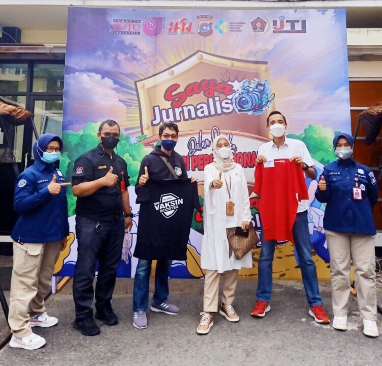 BOOSTER JURNASLI— Kepala Unit Humas & Kesekretariatan PT Semen Padang Nur Anita Rahmawati (tiga dari kanan) bersama jurnalis dan personil Polda Sumbar berfoto bersama di sela-sela pelaksanaan   vaksinasi program dosis lanjutan (booster) untuk insan jurnalis, di Mapolda Sumbar, Kamis (3/2).