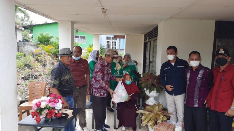 Peringati HPN Tahun 2022, Rumah Tokoh Pers Asal Sumbar Dikunjungi 1 SERAHKAN BANTUAN— Ketua PWI Sumbar Heranof Firdaus, serahkan bantuan di kediaman salah seorang tokoh pers Sumbar di Nagari Koto Gadang, Kabupaten Agam.