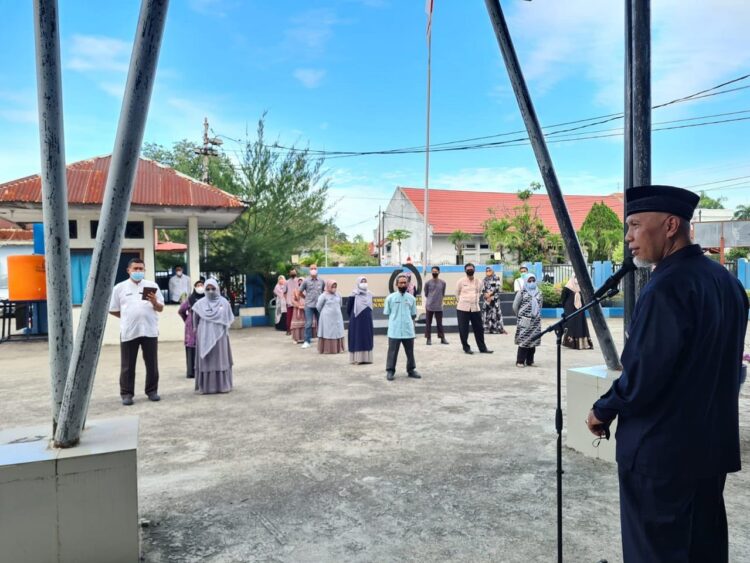 SIDAK KE DKP— Gubernur Sumbar Mahyeldi memberikan arahan pada ASN Dinas Kelautan dan Perikanan (DKP) Sumatera Barat saat sidak, kemarin.