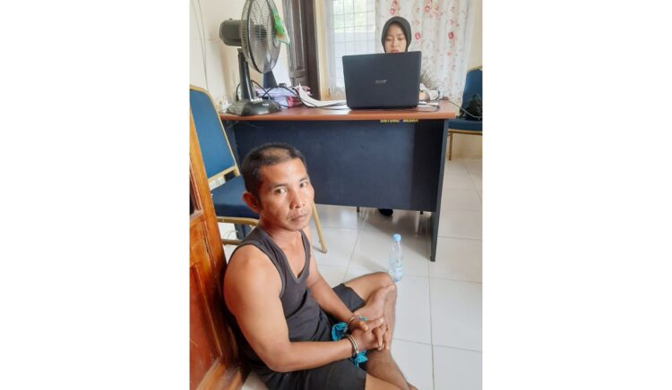PELAKU SODOMI— Pelaku RH (39) diamankan di Mapolres Pariaman atas kasus sodomi terhadap dua siswa SD.