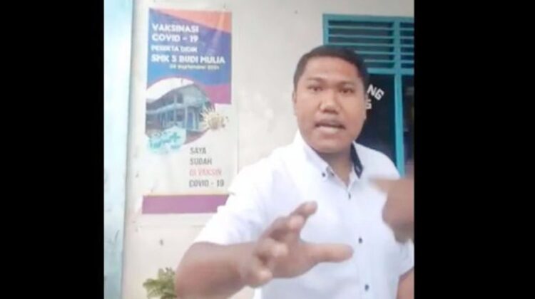 VIRAL— Tangkapan layar seorang guru yang ditunjuk-tunjuk pembuat video viral di TikTok.