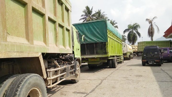 Puluhan truk antrean untuk mengisi BBM solar di salah satu SPBU di Kota Padang.