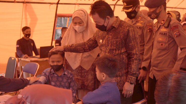 TINJAU—Usai meresmikan vaksinasi anak usai 6-12 tahun,  Wawako Asrul,  Kapolres, AKBP Novianto Taryono, SH, SIK, MH,  tinjau langsung pelaksanaan vaksinasi..