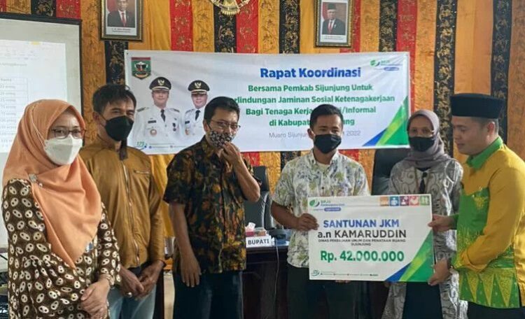 BERIKAN SANTUNAN— Wakil Bupati Sijunjung, Iraddatillah memberikan santunan Jaminan Kematian BPJAMSOSTEK kepada ahli waris honorer di Pemkab Sijunjung usai sosialisasi jaminan sosial pekerja mandiri.