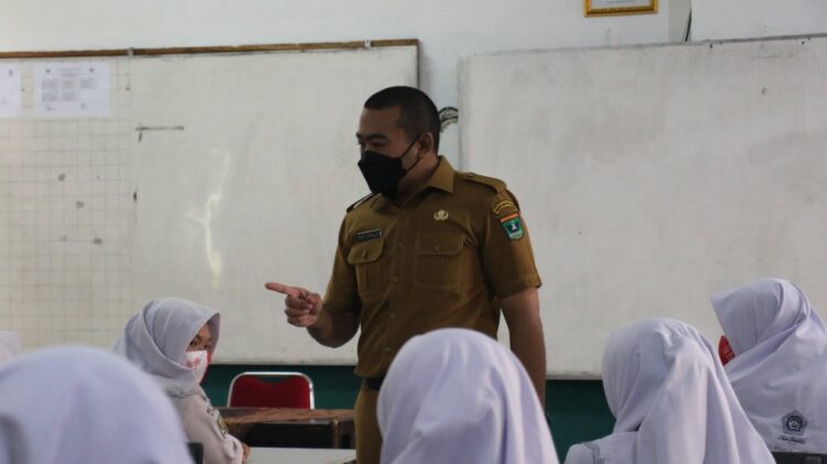 ARAHAN—Wakil Gubernur Sumbar, Audy Joinaldy saat berikan arahan kepada siswa dan siswi SMA Adabiah dalam kunjungan kerjanya, kemarin.