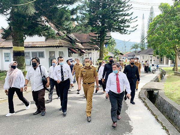 KUNJUNGAN— Wagub Sumbar Audy Joinaldy disambut Rektor ISI Padangpanjang saat tiba di kampus.