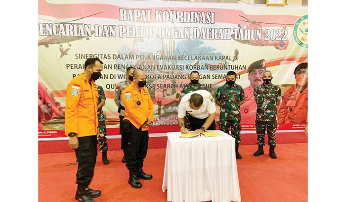 Angka Kecelakaan Darat, Laut, Udara Tinggi, Wagub Sumbar Teken Naskah Kontigensi Pencarian dan Pertolongan 1 NASKAH KONTIGENSI— Wagub Sumbar Audy Joinaldi menyaksikan penandatagan naskah kontigensi penanganan evakuasi korban reruntuhan dan kecelakaan yang ditandatangani Korem 032/Wirabraja dan Lanud Sutan Syahrir Padang. Ikut juga menyaksikan Kepala Kantor Pencarian dan Pertolongan, Asnaidi.